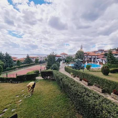 Breeze Apartment Complex 4*